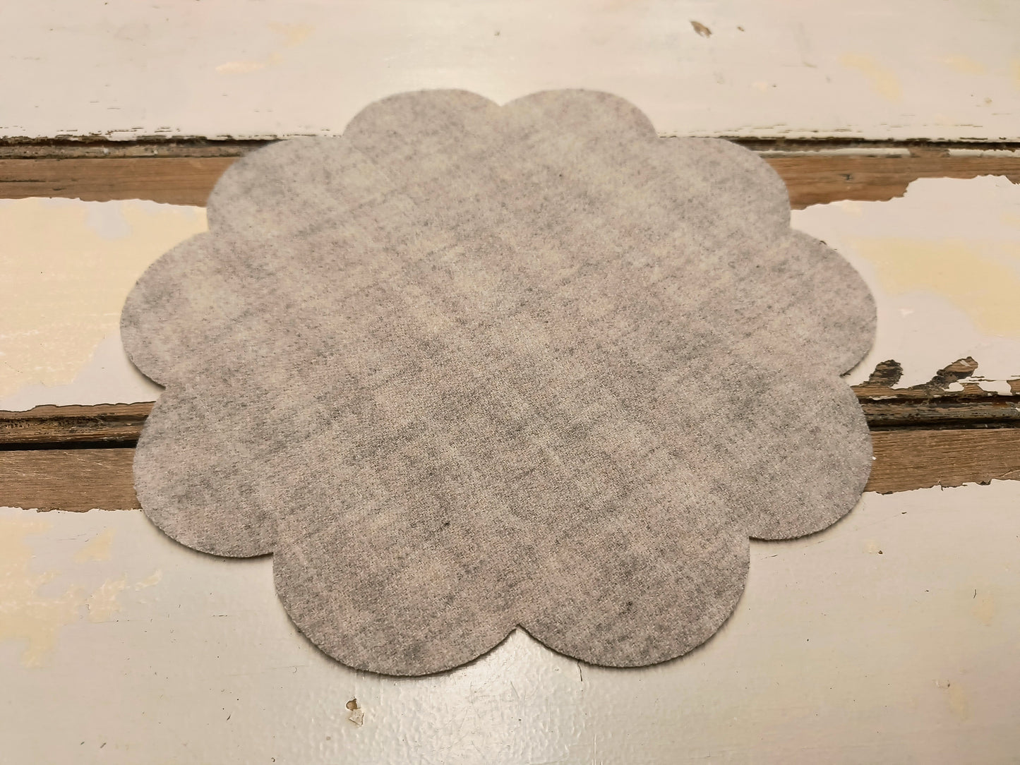 Pre-cut Wool Base | 11½" Scalloped Circle