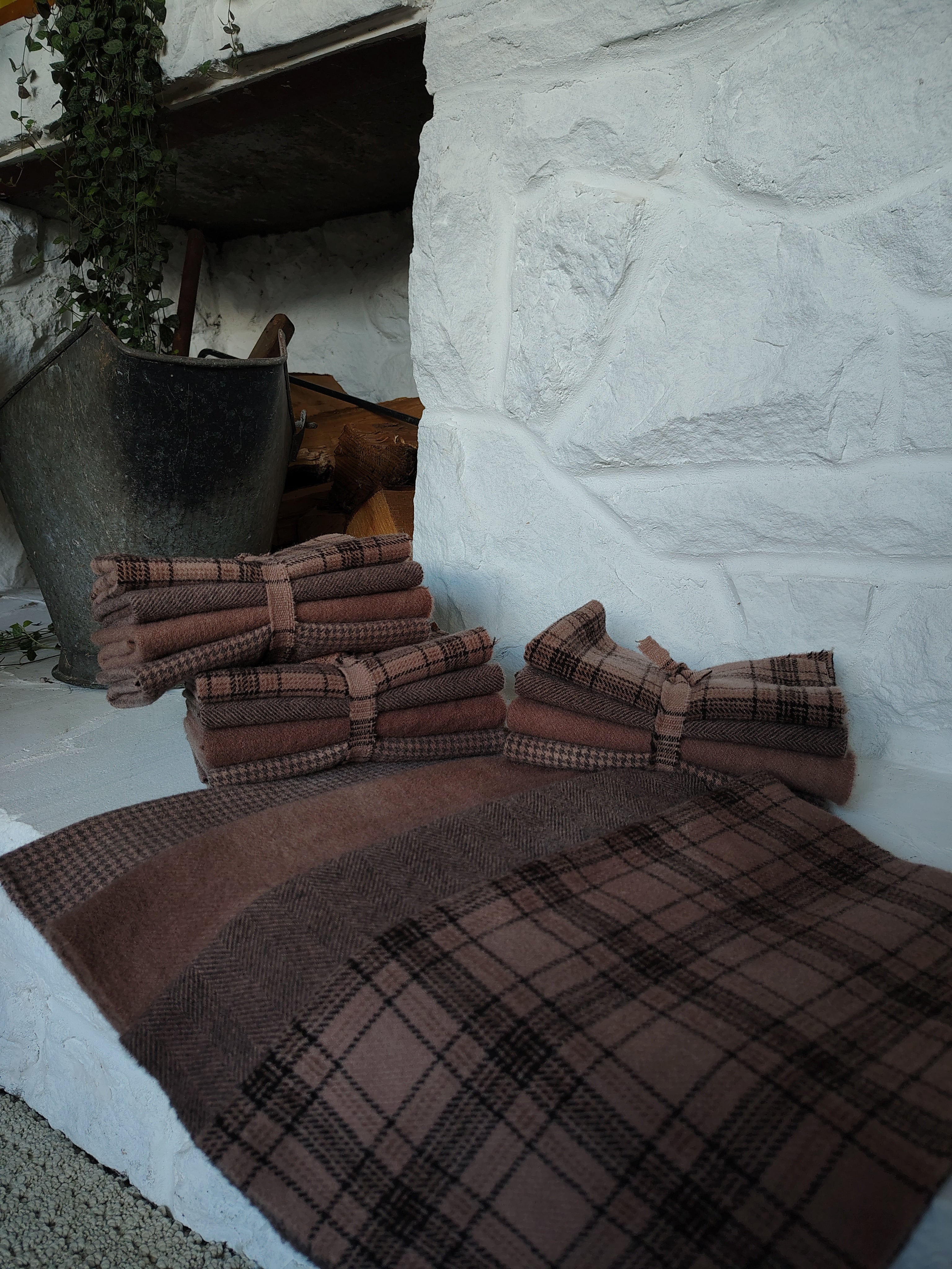 Wool Files Seal Brown Hand Dyed Wool Fat Eighth Bundle – All About Ewe Wool Shop
