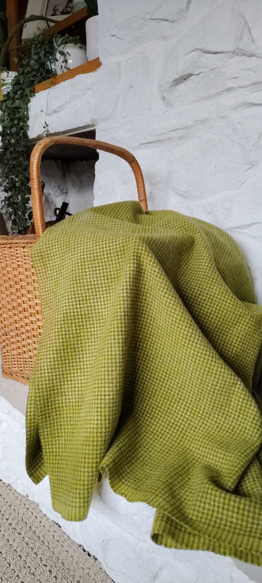 Grasshopper Hand Dyed Houndstooth Wool