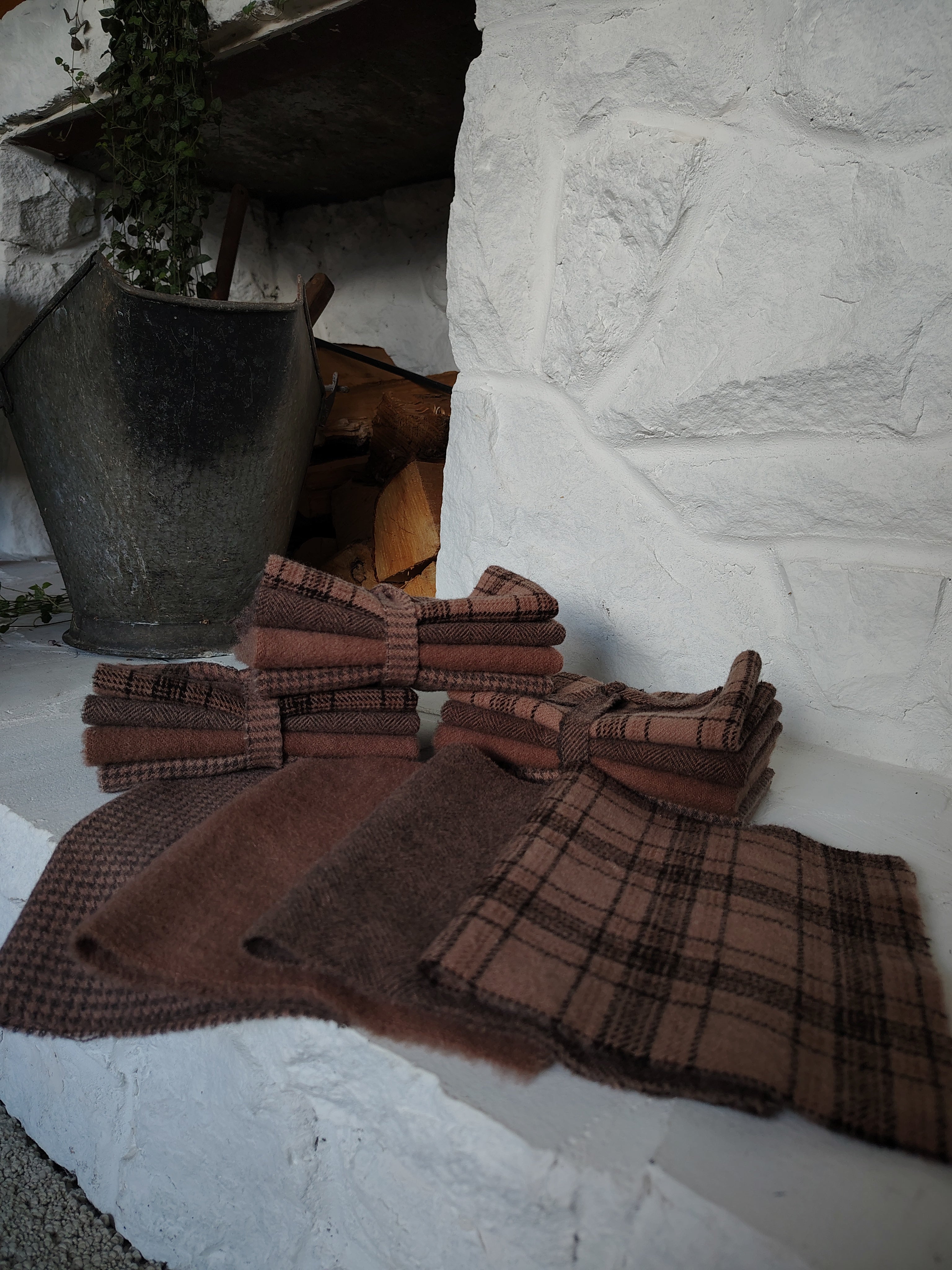 Seal Brown Hand Dyed Wool Fat Sixteenth Bundle – All About Ewe Wool Shop