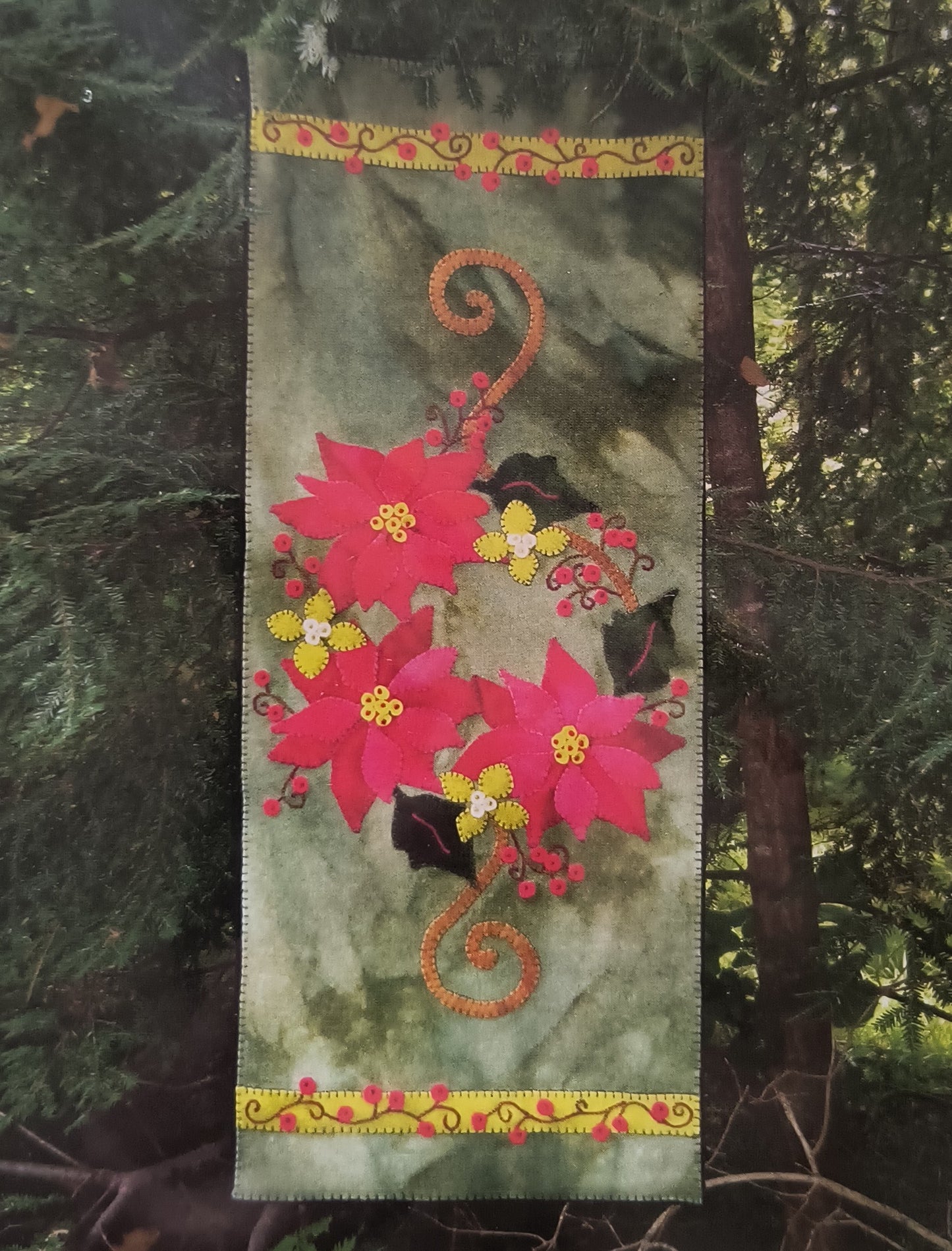 CLEARANCE | Poinsettia & Winterberries Runner Pattern